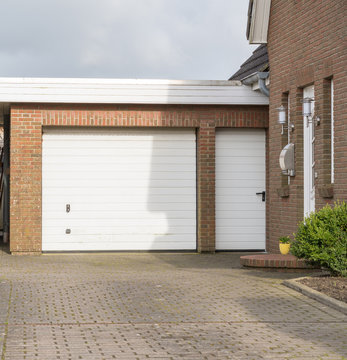 Garage mit Tor und Tür