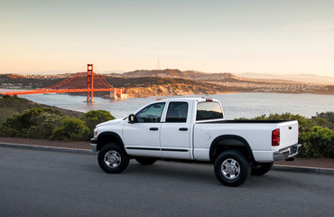 White Truck in front of the Golden Gate Bridge - obrazy, fototapety, plakaty