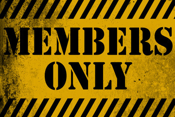 Members only sign yellow with stripes - obrazy, fototapety, plakaty