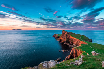 Crépuscule célèbre au phare de Neist point en Ecosse