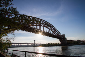 Naklejka premium The Hell Gate Bridge and the sun reflect on the river, New York