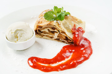 apple strudel with ice cream