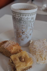 Thé à la menthe et gâteaux orientaux