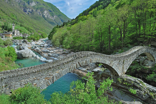 die bekannte Bogenbr&uuml;cke Ponte dei Salti im Verzascatal bei Lavertezzo,Kanton Tessin,Schweiz