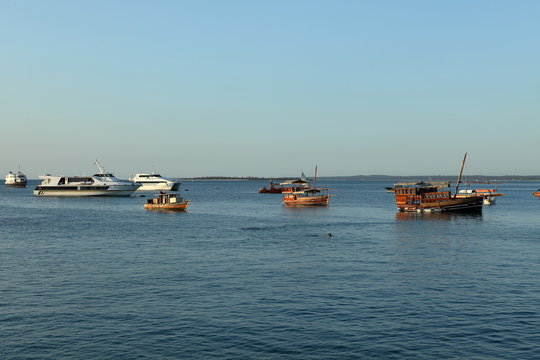 Boote im Hafen von Stonetown auf Sansibar