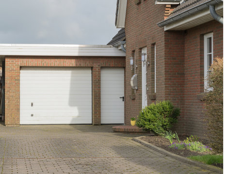 Eine Garage mit Weißem Tor und Tür