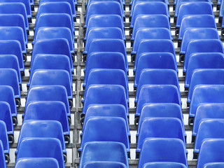 Naklejka premium Tribüne mit blauen Stühlen
