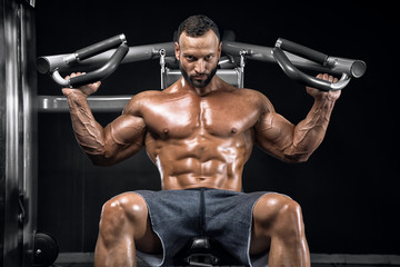 Fototapeta na wymiar Bodybuilder in a posing gym.