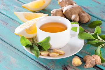 Ingwertee mit Salbei und Zitrone