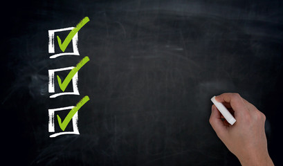 Checkliste mit Textfreiraum Hand schreibt auf Tafel