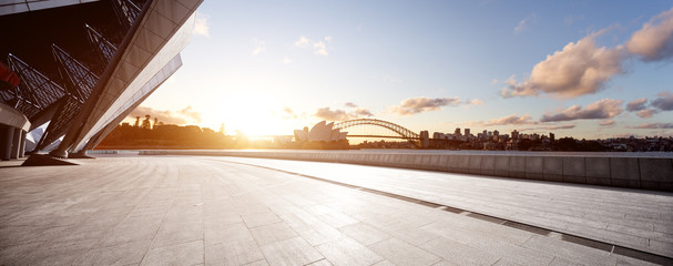 Obraz premium pusta podłoga z mostem i pejzażem nowoczesnego miasta