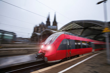 Fototapeta premium miasto kolonia niemcy i czerwony pociąg