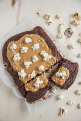 Brownies mit Erdnussbutter und Popcorn 