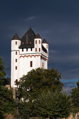 Fototapeta na wymiar Kuurfürstliche Burg in Eltville vor einem Gewitter