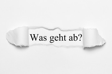 Was geht ab? auf weißen gerissenen Papier