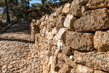 Mauer und WEg auf Burg von Denia