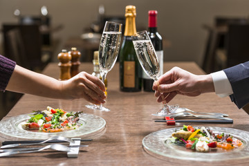 レストランで乾杯する二人