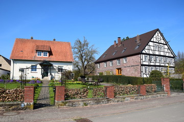 Fototapeta na wymiar Wohnhäuser im Weserbergland
