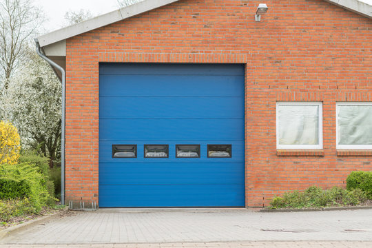 Großes Rolltor in blau einer Gewerbeeinheit