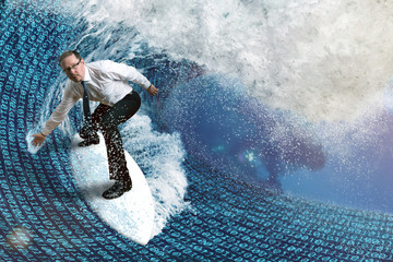 Ein Mann surft auf einer Datenwelle