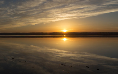 Fototapeta na wymiar Malerische Sonnenuntergang über dem See