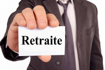 Homme tenant une carte avec le mot retraite &eacute;crit dessus