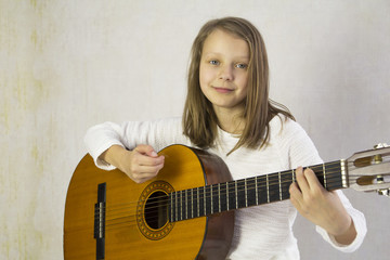 Dziewczyna z gitarą - 144439901