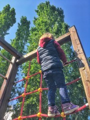 bambina che si arrampica al parco