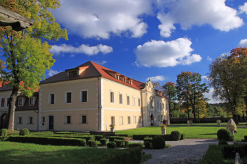Fototapeta na wymiar Zamek w Starych Tarnowicach
