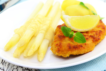 Weißer Spargel mit Schnitzel
