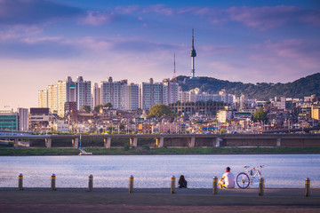 Fototapeta premium han river and n seoul tower, miasto seul w ciągu dnia, korea południowa.