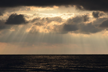 Obraz premium Sunshine through the clouds