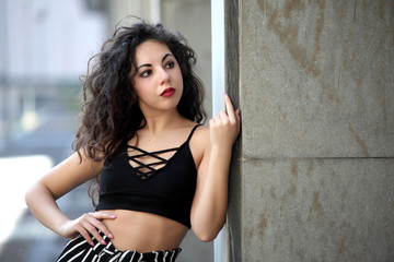 Naklejka premium Stunning young woman posing outdoor