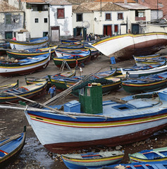 Fototapeta na wymiar Bunte Fischerboote im Hafen auf Madeira