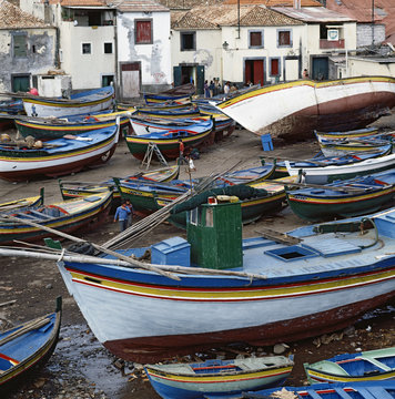 Bunte Fischerboote im Hafen auf Madeira
