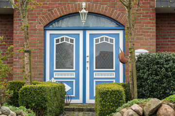 Haustür eines Hauses mit gemauerter Fassade