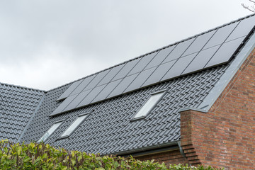 Fototapeta na wymiar Solarzellen auf einem Dach