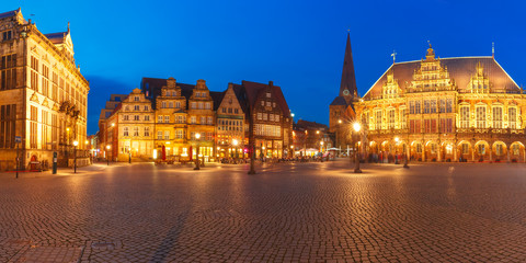 Ancient Bremen Market Square in the centre of the Hanseatic City of Bremen with famous City Hall, Church of Our Lady and Raths-Buildings, Germany - obrazy, fototapety, plakaty