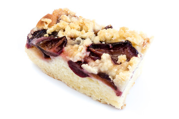 Pflaumenkuchen isoliert freigestellt auf weißen Hintergrund