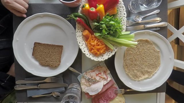 Paar genie&szlig;t gemeinsames Fr&uuml;hst&uuml;ck - Zeitraffer