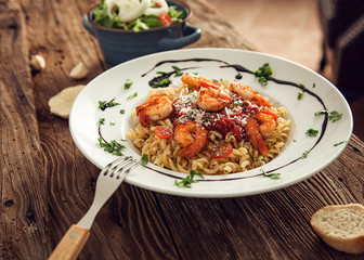 Pasta mit Shrimps und Salat
