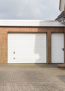 Garage mit weißem Tor