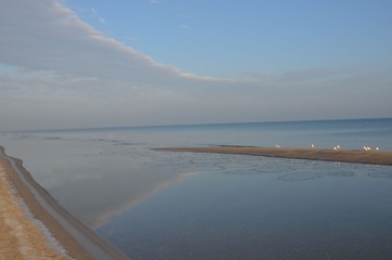 Fototapeta na wymiar Beeindruckende morgendliche Wolkenformation am Meer - Strand - Ostsee