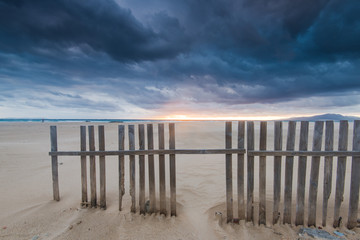 Obraz premium Cloudscape nad plażą i oceanem w Hiszpanii, przed burzą