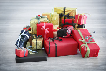 Naklejka premium Set of different gift boxes on wooden background