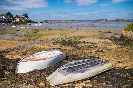 Brittany, Ile aux Moines island, harbor, low tide with boats