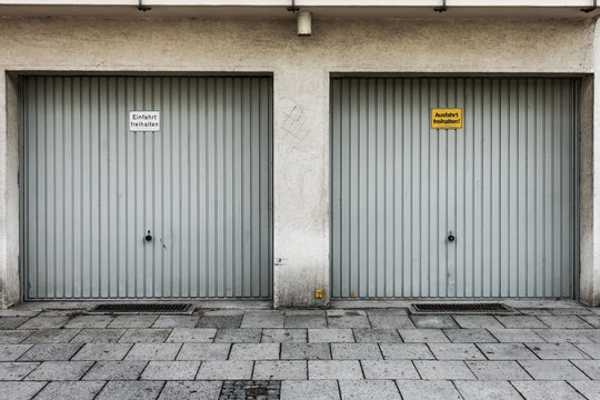 Zwei Garagentore - eines mit Einfahrt und eines mit Ausfahrt
