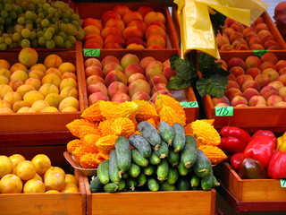 kolorowe owoce i warzywa na miejskim straganie