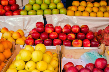 Apples on the counter in the market.