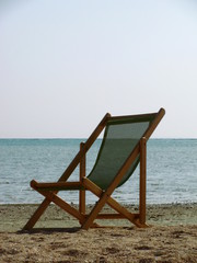 samotny leżak na plaży w egipcie